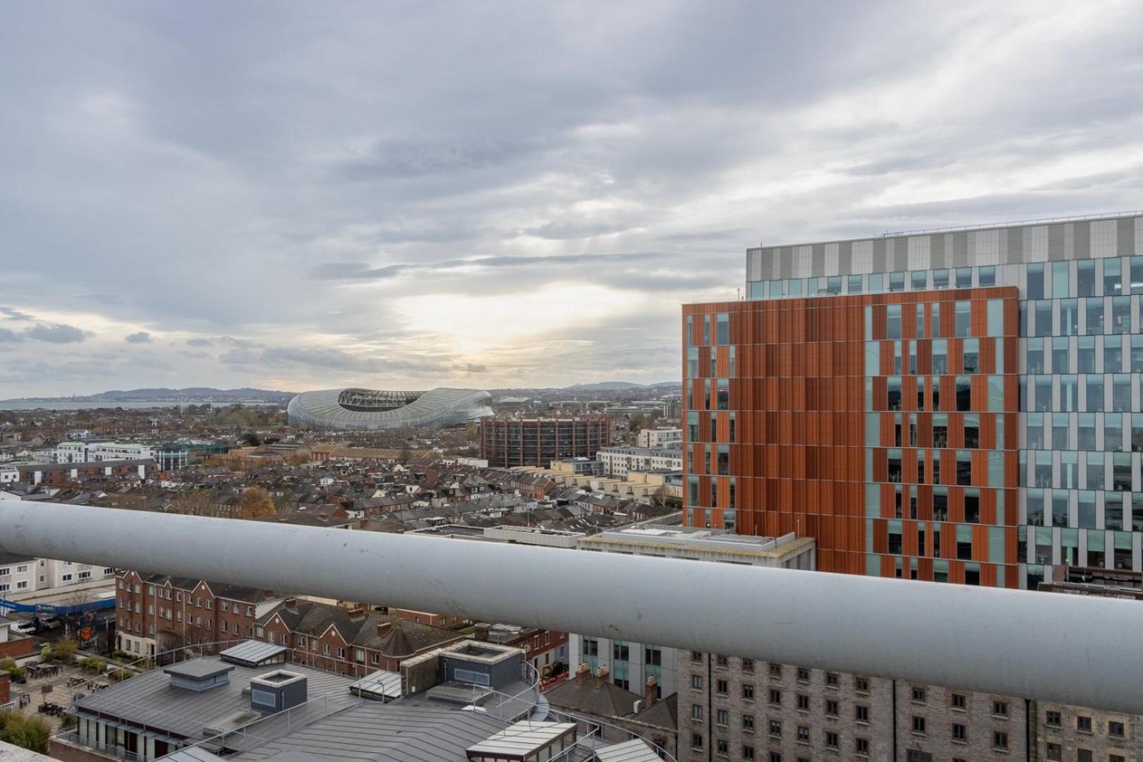 Guestready - Enchanting Views From Millenium Tower Apartment Dublin Bagian luar foto