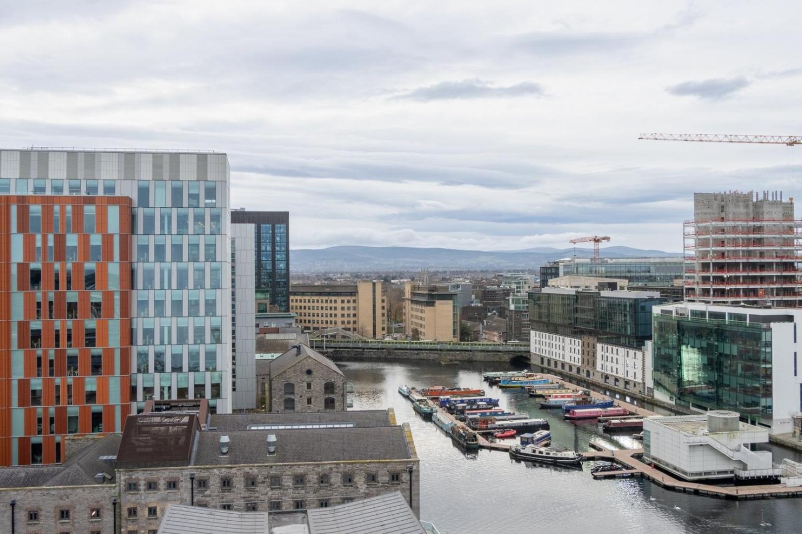 Guestready - Enchanting Views From Millenium Tower Apartment Dublin Bagian luar foto